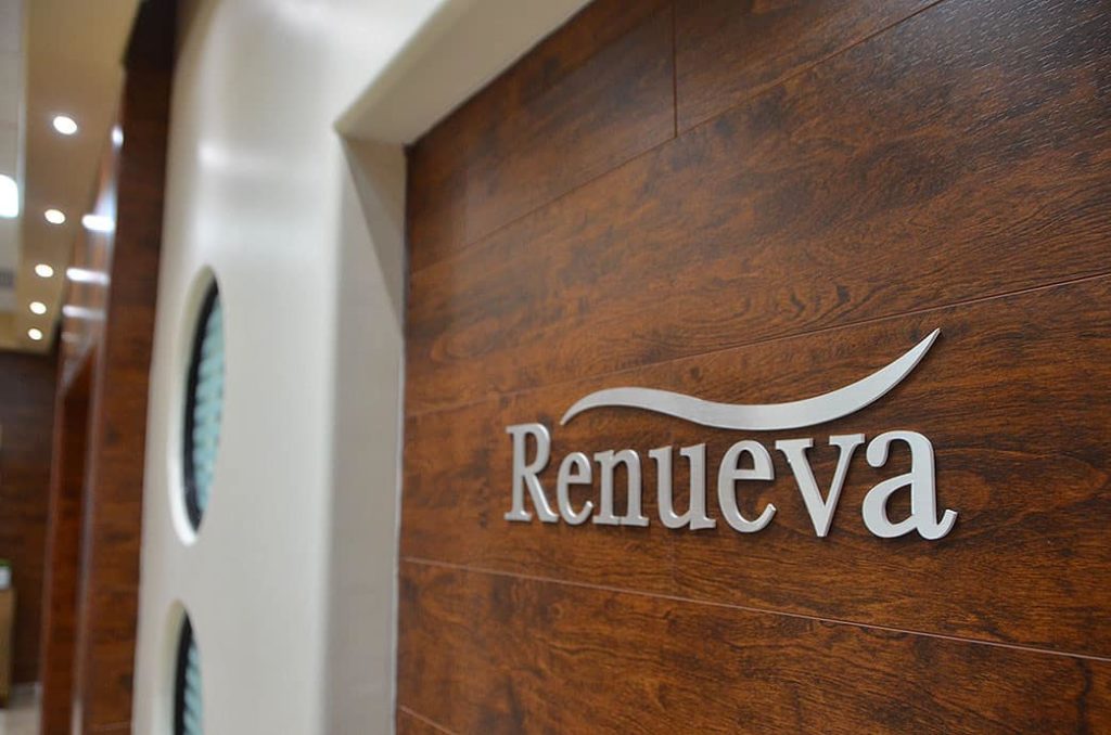 A plastic surgery sign in Tijuana displaying the word renuva.