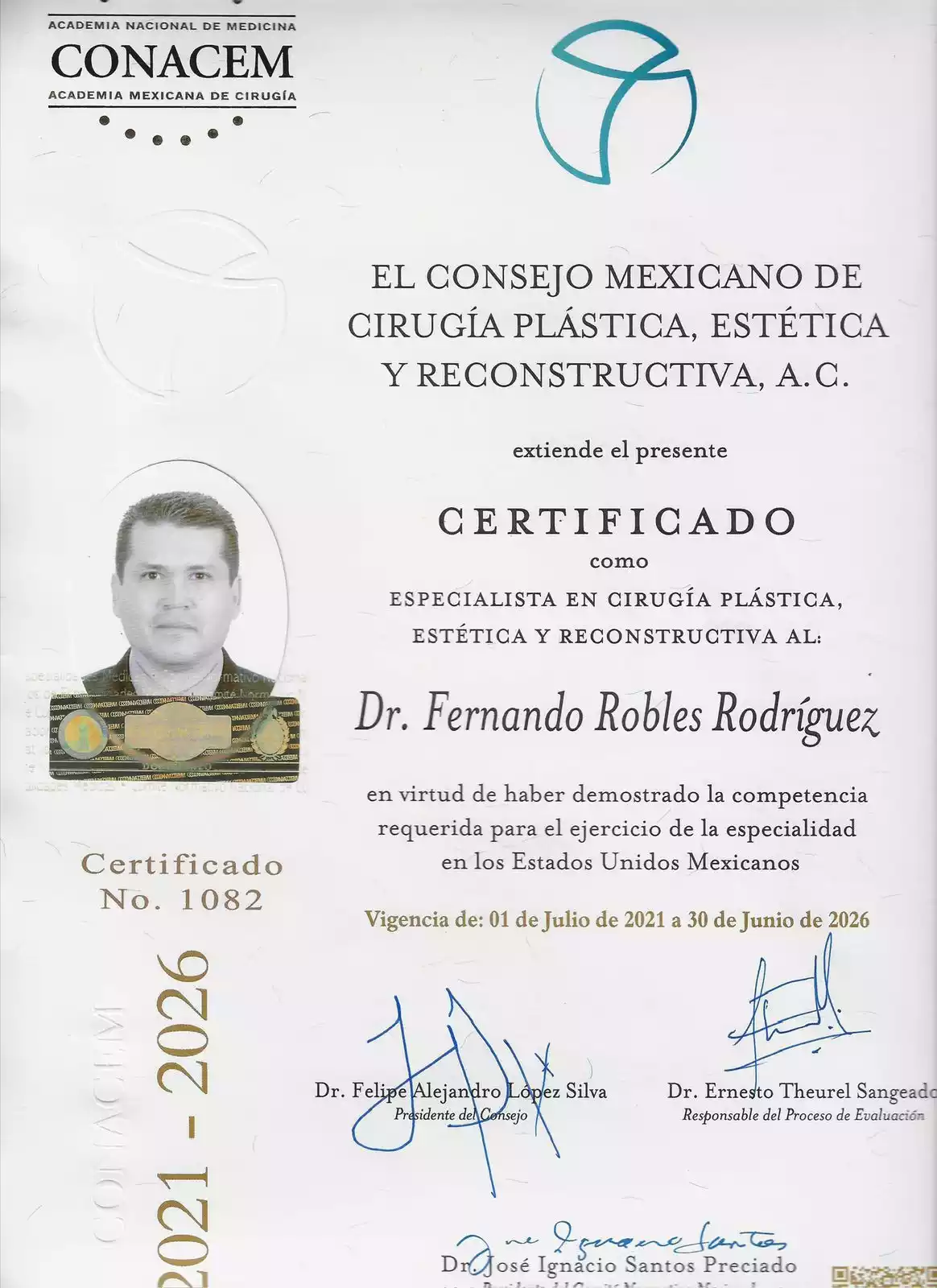 A certificate from the Mexican Council of Plastic, Aesthetic, and Reconstructive Surgery accrediting Dr. Fernando Robles Rodríguez as a specialist, valid from July 1, 2021, to June 30, 2026.