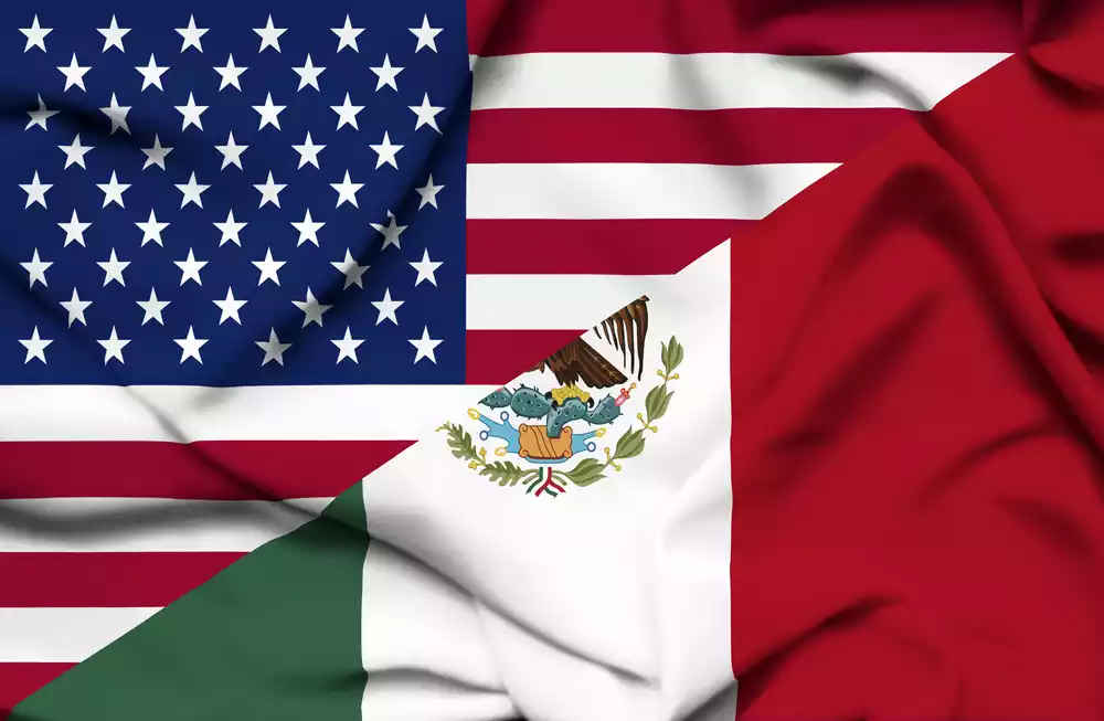 The image shows a combination of the United States and Mexico flags, merged diagonally, with visible symbols from both national flags—reflecting the close ties fostered by turismo médico en México.